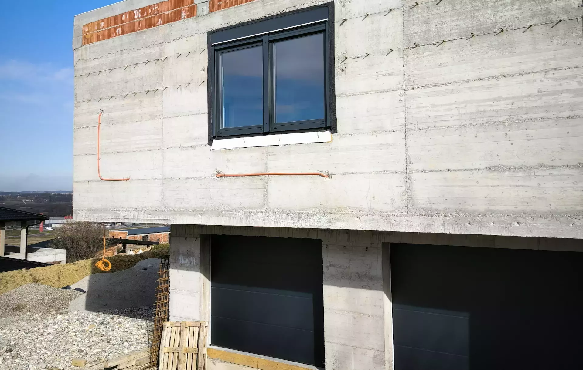 Stavljanje drvenih prozora Ugradnja drvenih prozora u gradu Zagrebu, Hrvatska